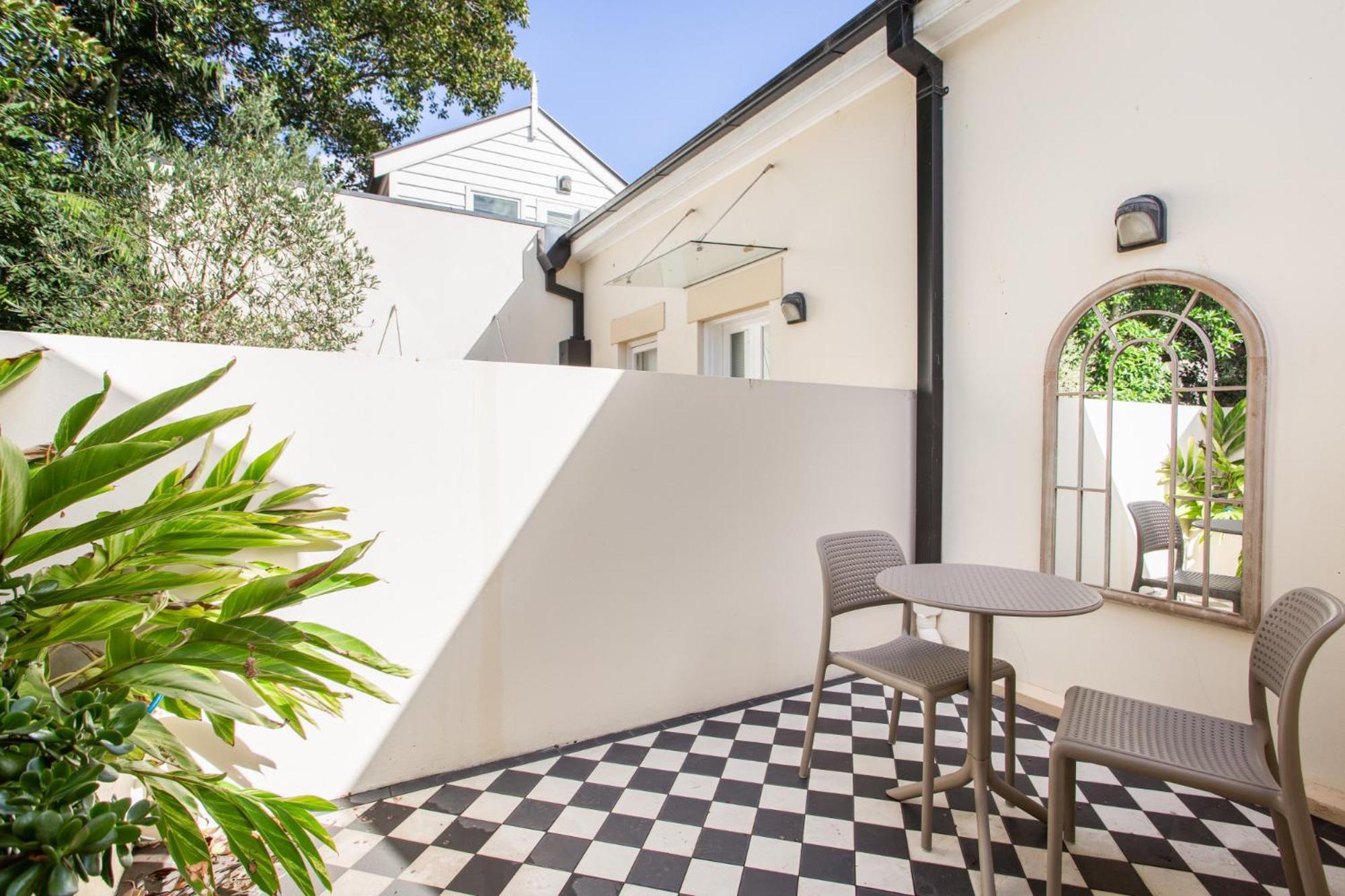 Apartment Boutique With Balcony In Perfect Location